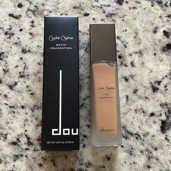 Doucce Caché Crème Satin Foundation Color: YD11 (Yellow Undertone Dark)